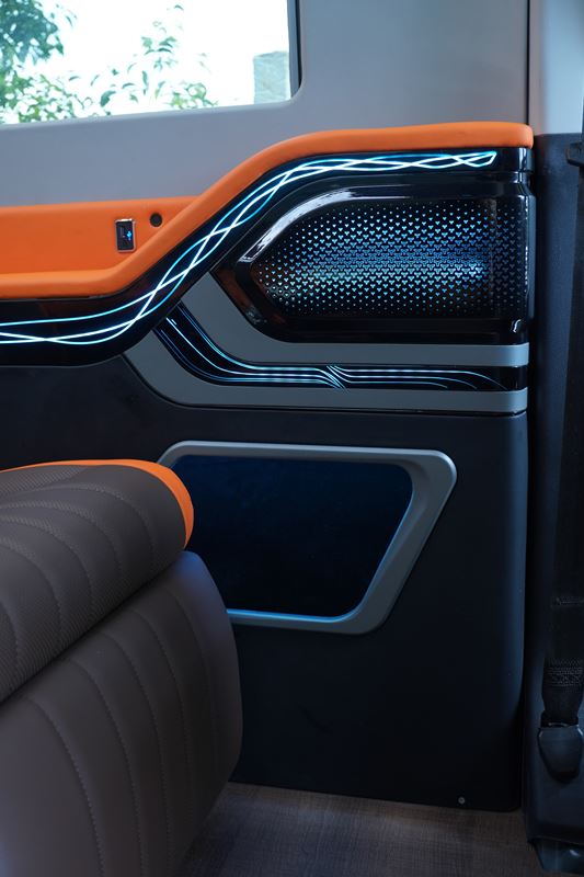 mt-limo-ford-transit-premium-plus-t12s-nang-chan002