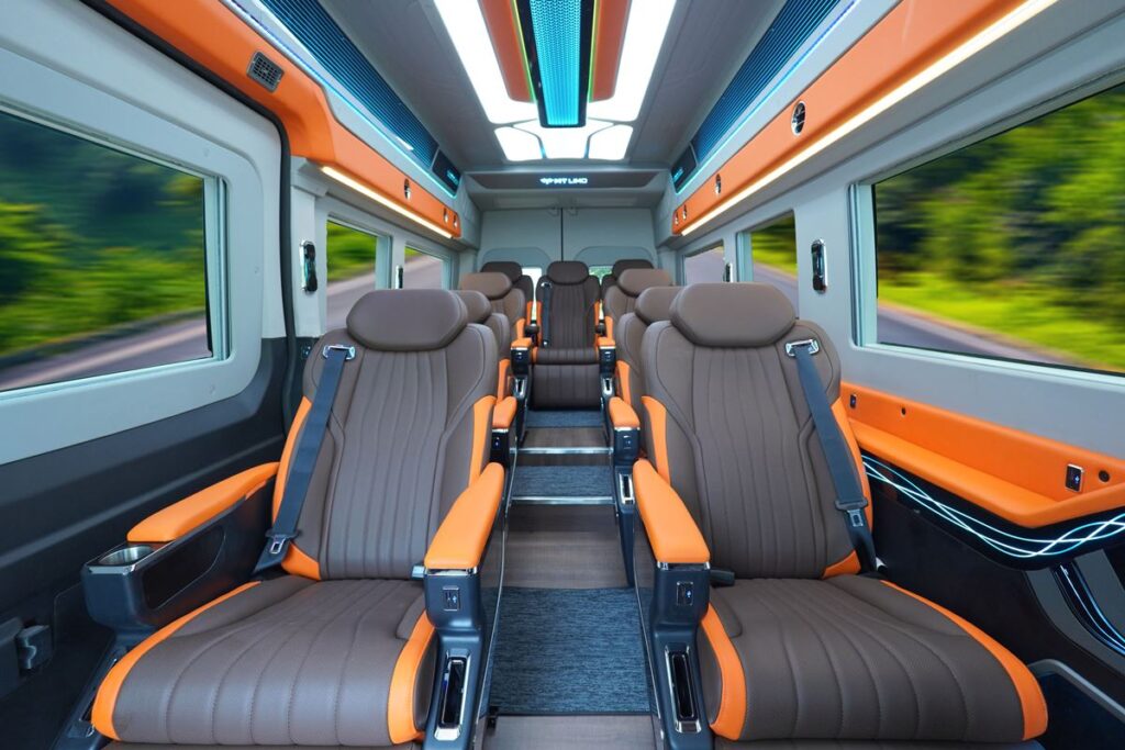 mt-limo-ford-transit-premium-plus-t12s-nang-chan003