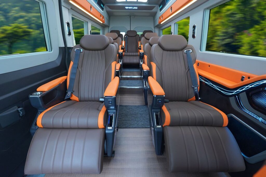mt-limo-ford-transit-premium-plus-t12s-nang-chan004
