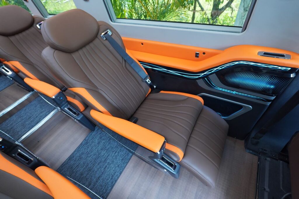 mt-limo-ford-transit-premium-plus-t12s-nang-chan007