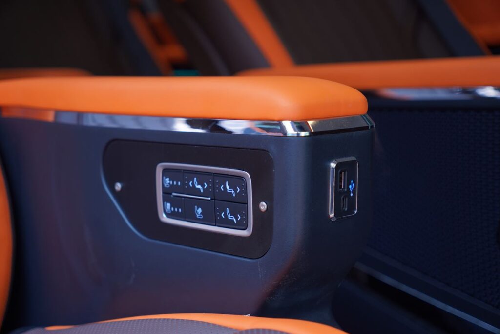 mt-limo-ford-transit-premium-plus-t12s-nang-chan011