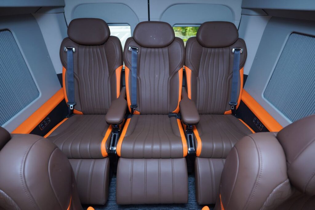mt-limo-ford-transit-premium-plus-t12s-nang-chan013