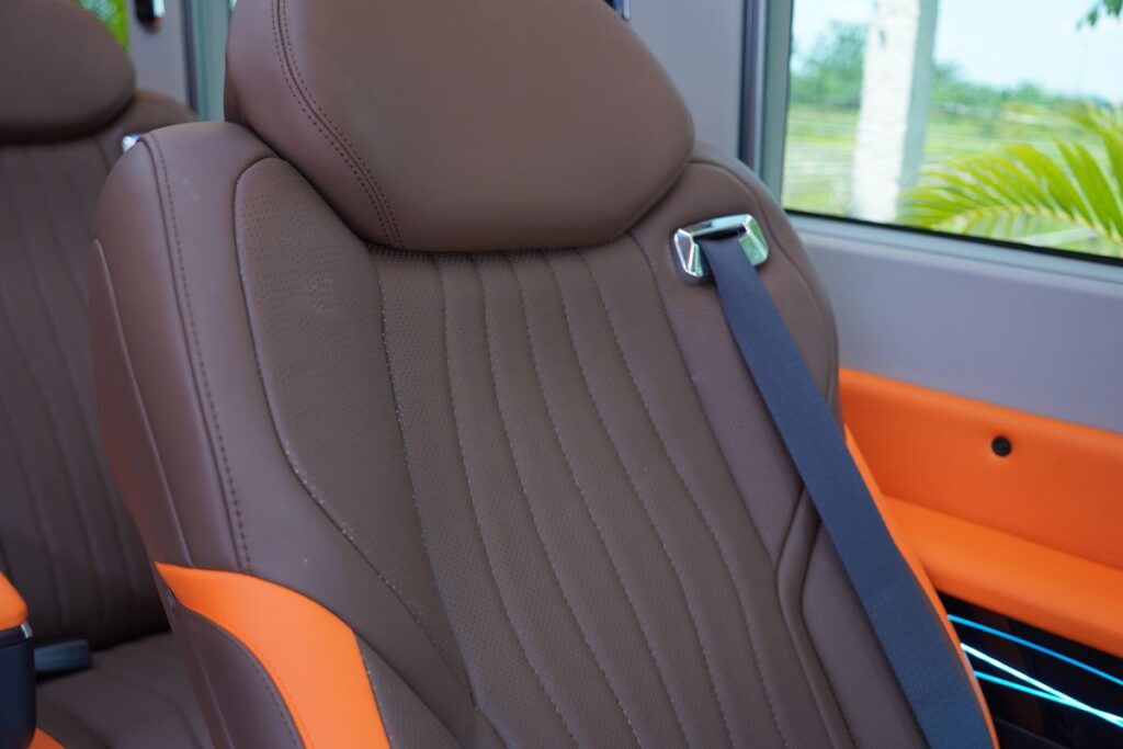 mt-limo-ford-transit-premium-plus-t12s-nang-chan020