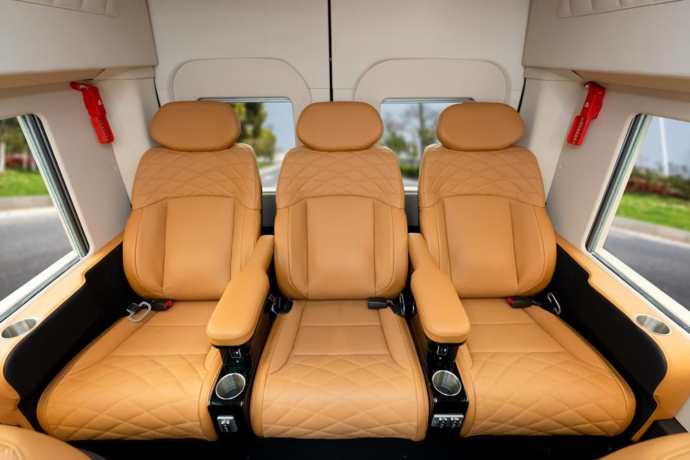 Độ xe Limousine mất bao lâu: Ford Transit hoàn thiện tại MT